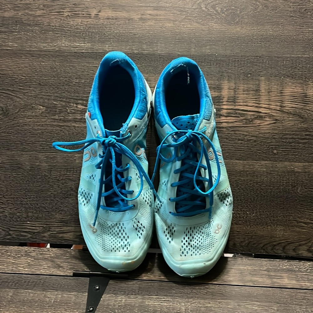 GUC ON CLOUD RUNNING SHOES 7.5 - Picture 10 of 10